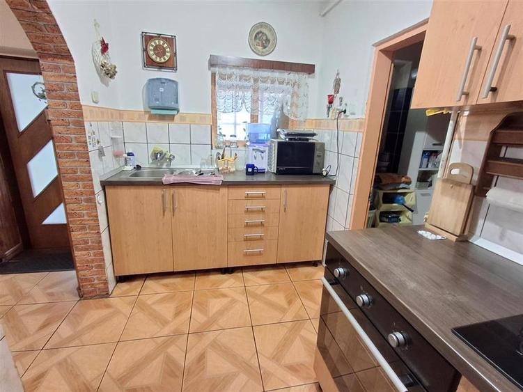 Casa cu doua apartamente garaj pivnita in Cisnadie