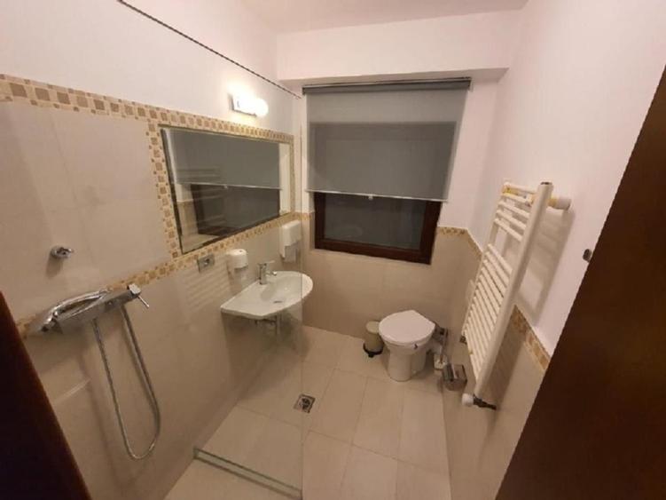 Imobil birouri singur curte, 8 camere.D+P+2, cu locuri de parcare in fața
