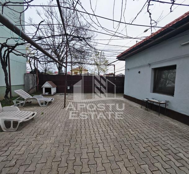 Casa individuala de vanzare, cu 4 camere si 2 garaje, zona Lipovei