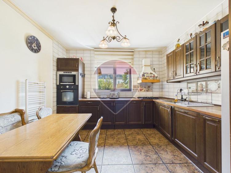 Vilă 10 camere + spațiu comercial | teren 1.300 mp | Otopeni 23 August