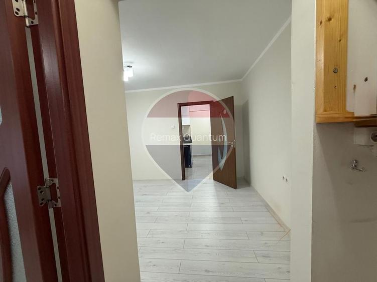 De vânzare apartament 3 camere  Zona Universității, Str Ronald Reagen - 9
