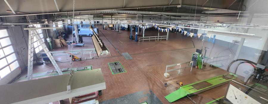 Showroom auto, construcții 6500 mp, teren 31.350 mp, deschidere 176 ml la DN 1!
