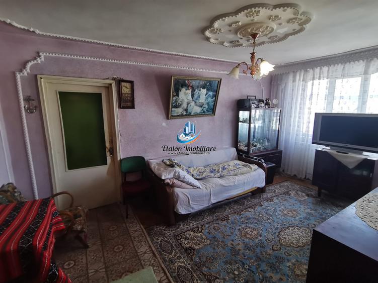 Apartament 3 camere semidecomandat cu 1 baie si 2 balcoane situat la etajul 5 in