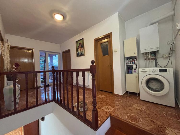 Vila de vanzare cu 2 apartamente individuale in Cartierul 23-metrou Republica