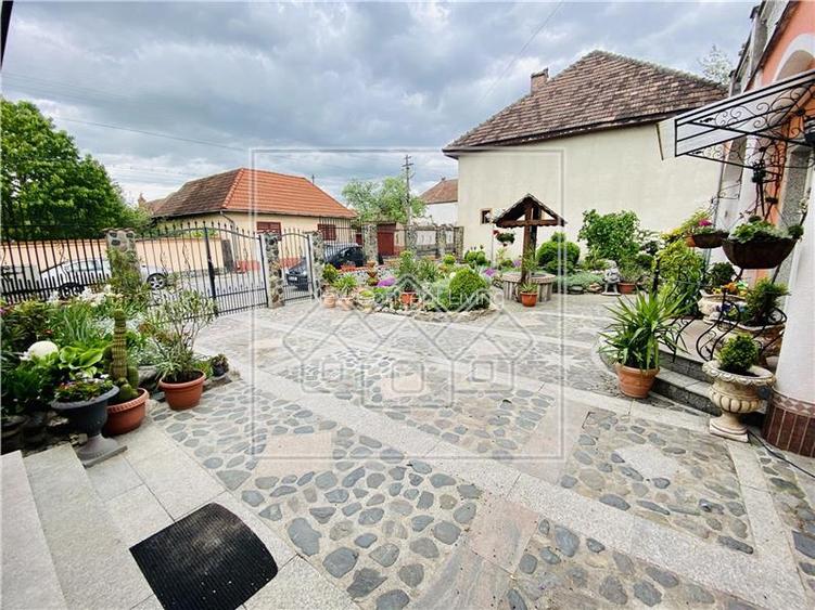 Vila individuala in Avrig - confort lux - 7 camere, 4 bai, 2 balcoane - 2