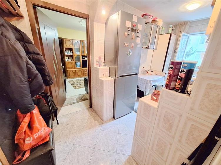 Apartament 3 camere semidecomandat zona Bazinul de Innot