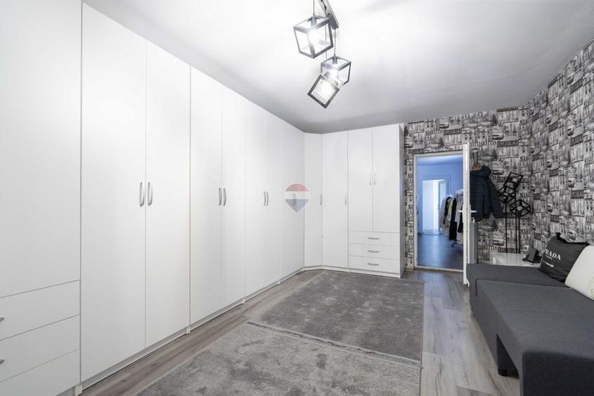 Proprietate industrialǎ 3 hale, teren 12.190 mp
