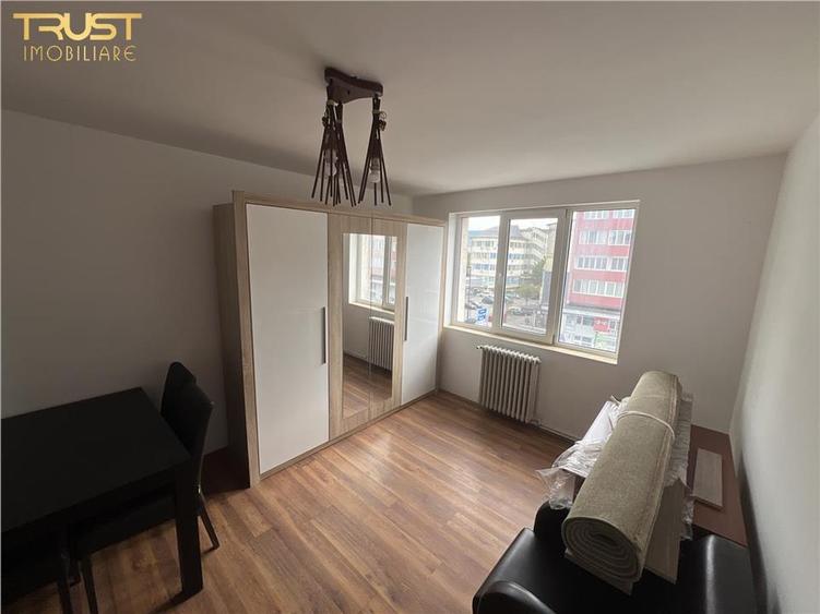 Ap 3 camere decomandat, renovat, balcon închis Zona Piața Decebal