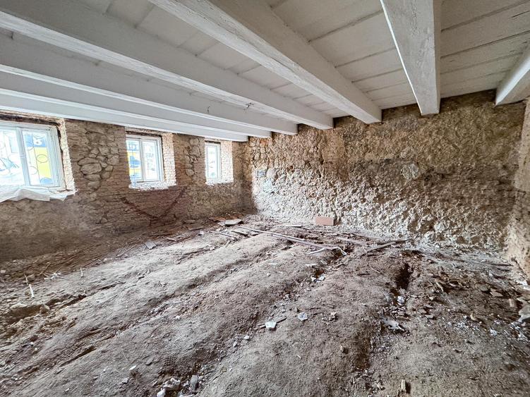 Apartament 2 Camere 80 mp UTILI De Renovat Str. Lunga