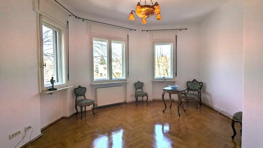 Apartament cu 6 camere si terasa, in vila Art Deco, in Capitale!
