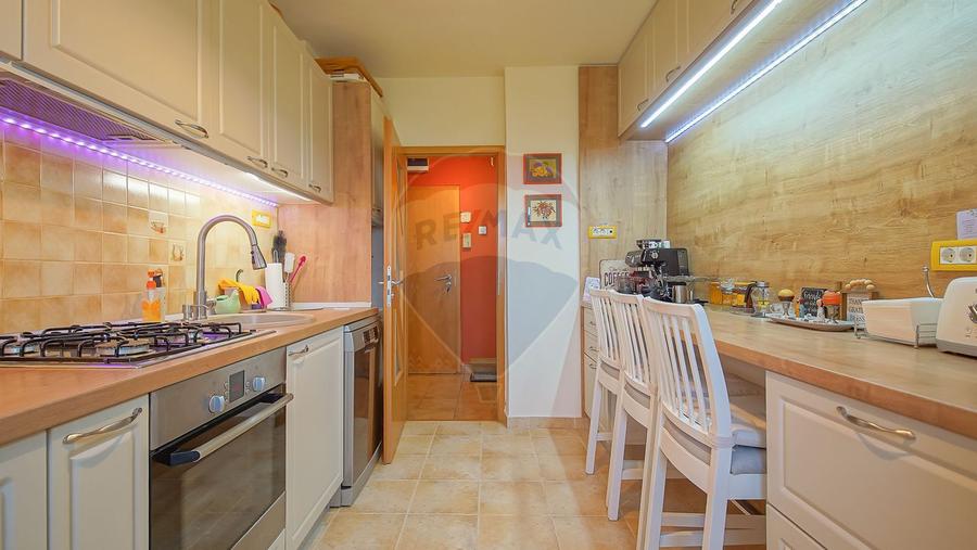 Apartament decomandat 3 camere, 2 băi și parcare – Pietonala Răcădău
