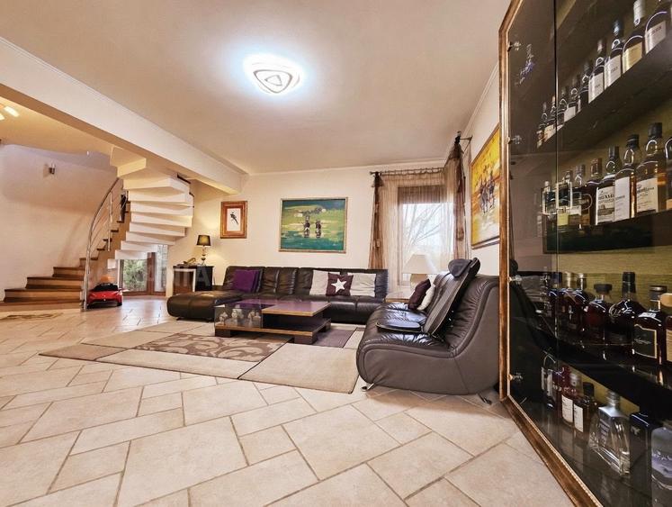 Vila duplex 2007,caramida,P+1+M,5 camere,4 bai,teren 482mp,2 loc. parcare curte