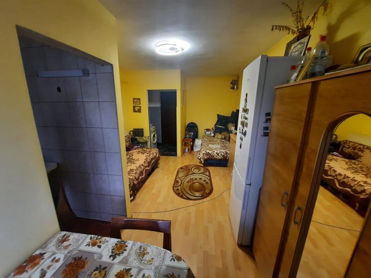 Garsoniera, etajul 3/4, zona Podu Ros