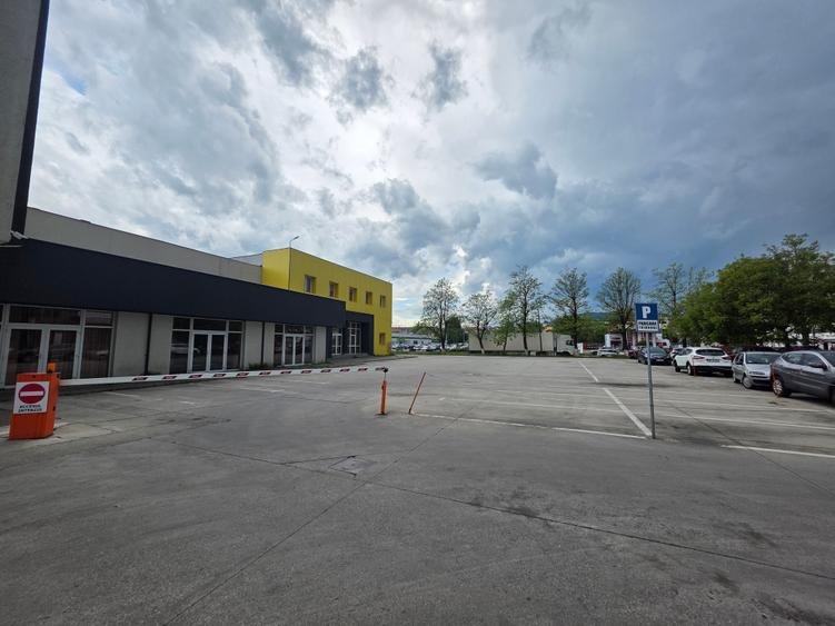 Inchiriez spatii comerciale moderne