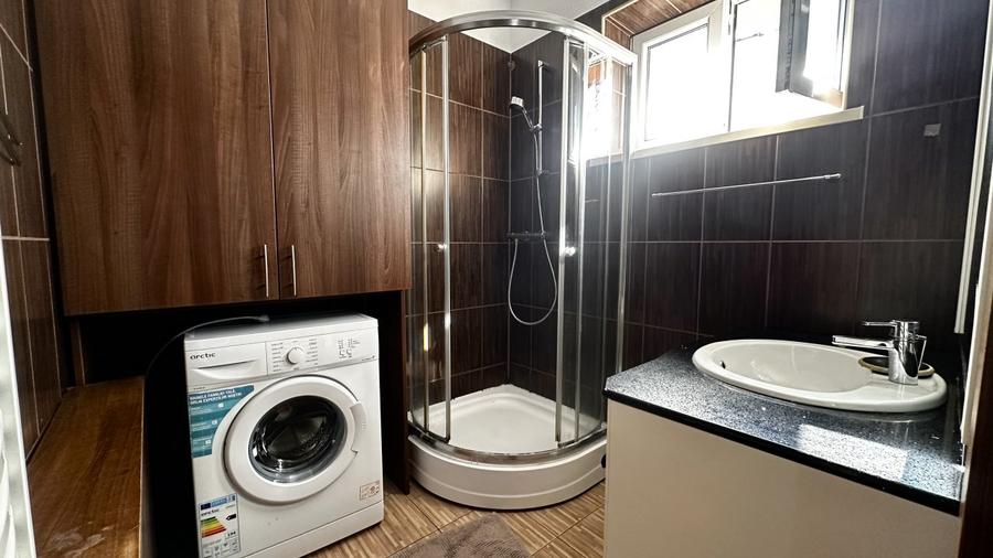 Apartament in casa cu 2 camere ,beci si curte pe Strada Titulescu ,zona Afi