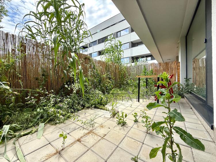 Studio dublu cu gradina in ansamblu cu piscina exterioara