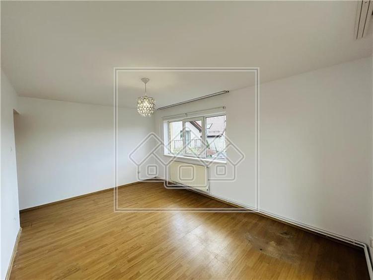 Apartament decomandat, etaj1/3, balcon - Zona Trei Stejari