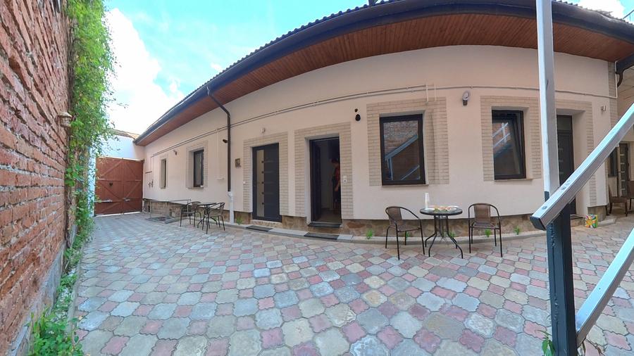 Studio de inchiriat la curte - Str. lunga - aproape de centrul istoric