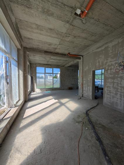 Spatiu de inchiriat, 100mp, h 3m, vitrina, vad bun, zona Terra