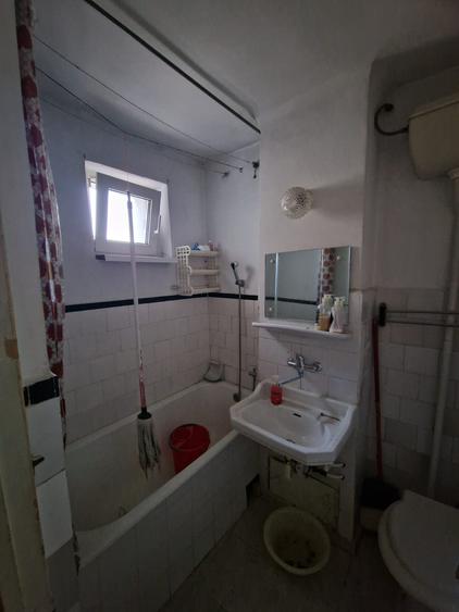 Vest, se vinde apartament semidecomandat trei camere ,pret 45000 euro negociabil