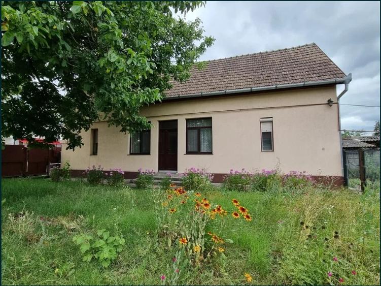Teren generos 1411 mp cu casă veche și utilități în centrul Apahidei