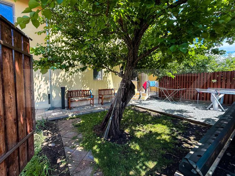 Casă înșiruită de 204 mp, complet mobilată și utilată, garaj, curte și 4 locuri - 12