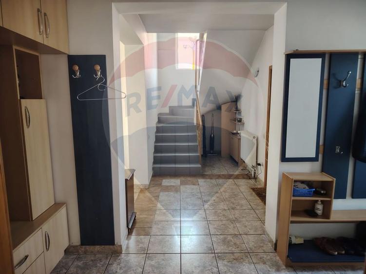 Casă / Vilă cu 8 camere de vânzare în zona Central