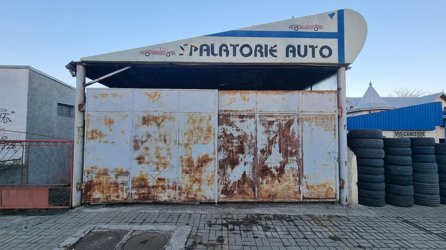 De închiriat: Teren 2000 mp cu construcții – stradal – 1390 €/lună