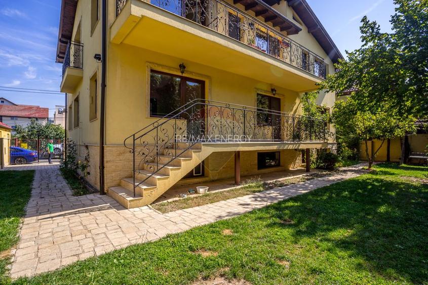 9 camere, 5 bai, spatiu hobby, gradina, garaj,locatie buna - 2