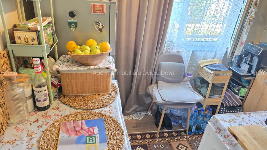 Vand garsoniera in Deva, zona Dacia, parter, canalizare separata, mobilata