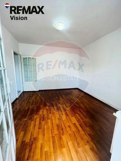 Apartament cu 3 camere de vânzare în zona 1 Mai - 4