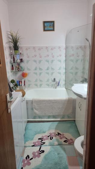 Apartament 3 camere de vanzare - Ostroveni, zona Pieței, decomandat, 71,29 mp