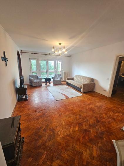 Ofer spre inchiriere apartament cu 3 camere