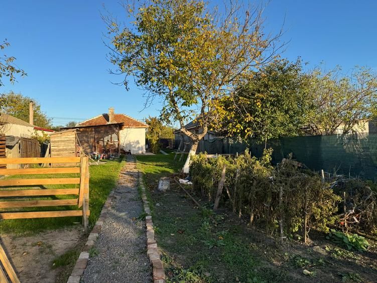 Casă de vânzare în Corbu – deschidere la strada principală!