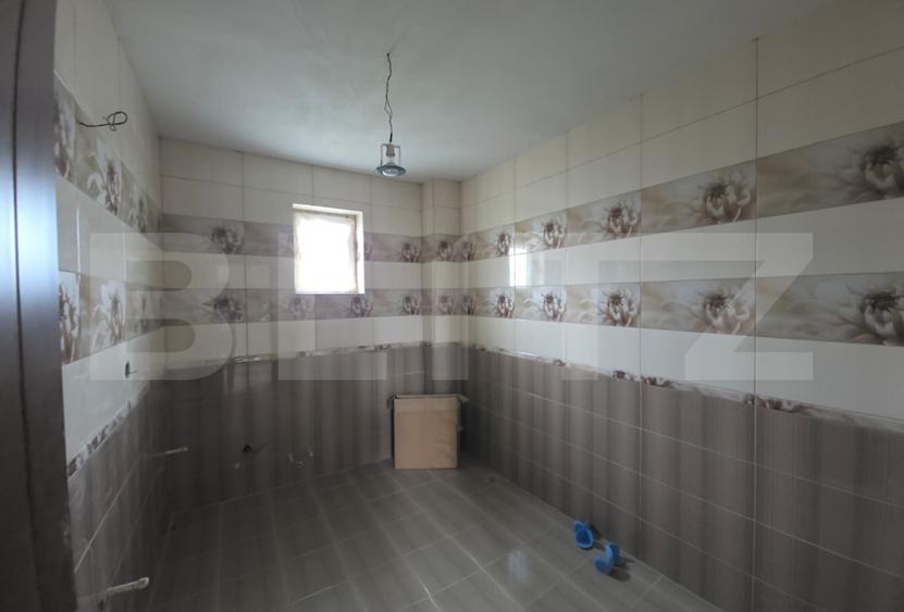 Casa cu 5 camere, 300 mp, teren 17 ari, Valea Rusului