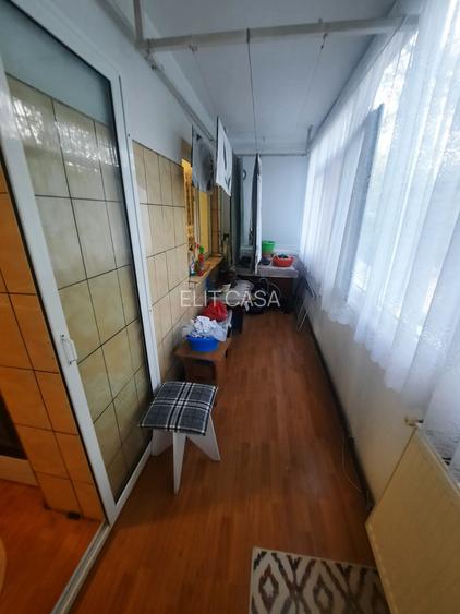 Apartament cu 3 camere decomandat, etaj 2/4, zona Cug - 4
