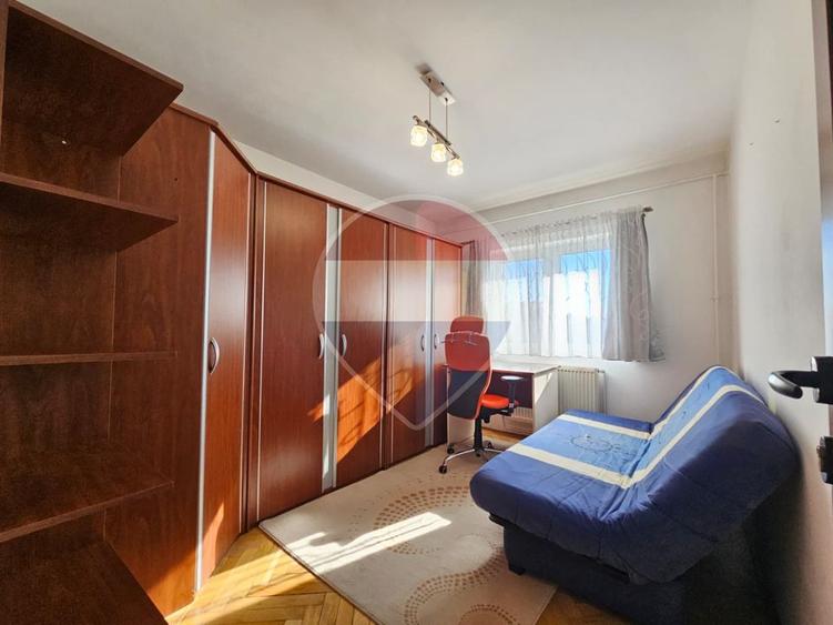 Inchiriez 3 camere, deco, 2 bai, parcare, Gheorgheni, zona Cipariu