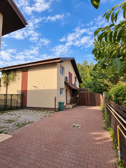 Duplex de închiriat | 3 camere | Curte | Terasă | 2 locuri parcare
