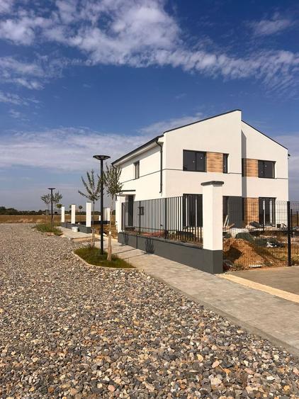 Comision 0%. Duplex spatios 120 mp. Panouri solare.  380 mp teren.  La cheie.