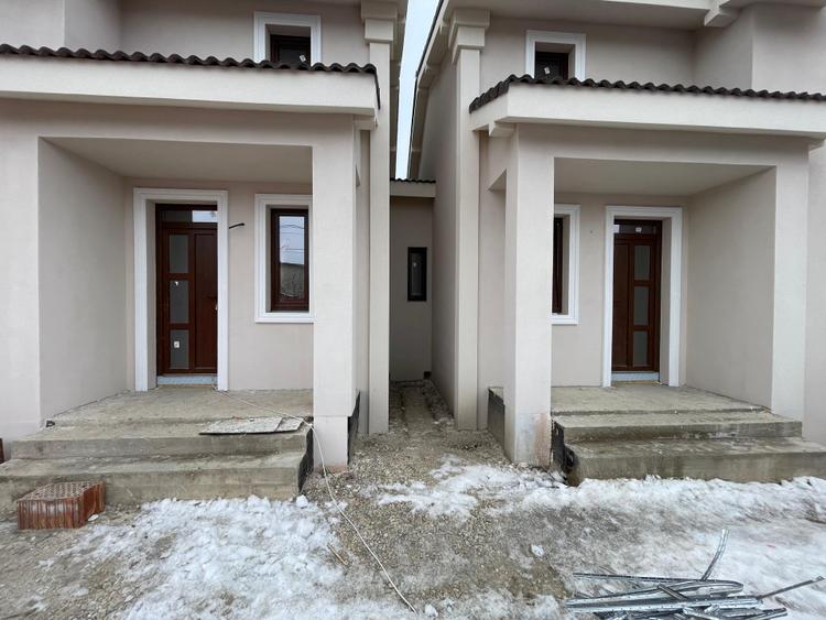 Duplex 4 camere despartit prin camera tehnica - Mosnita Noua