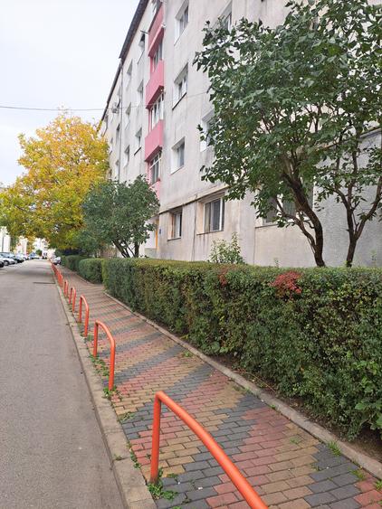 Apartament cu 3 camere,decomandat,parter inalt,zona Lama