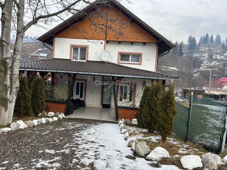 Casă de vânzare mai multe detalii la nr 0756709977 - 4
