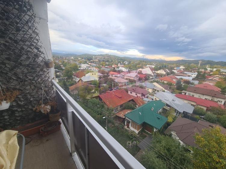 Apartament cu 3 camere de vanzare in Campina - Zona Cuza
