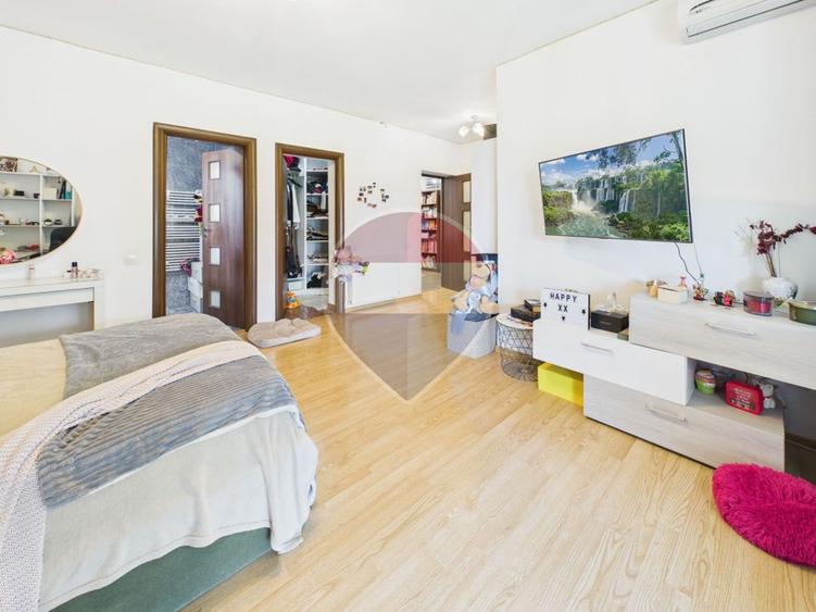 Vilă 10 camere + spațiu comercial | teren 1.300 mp | Otopeni 23 August