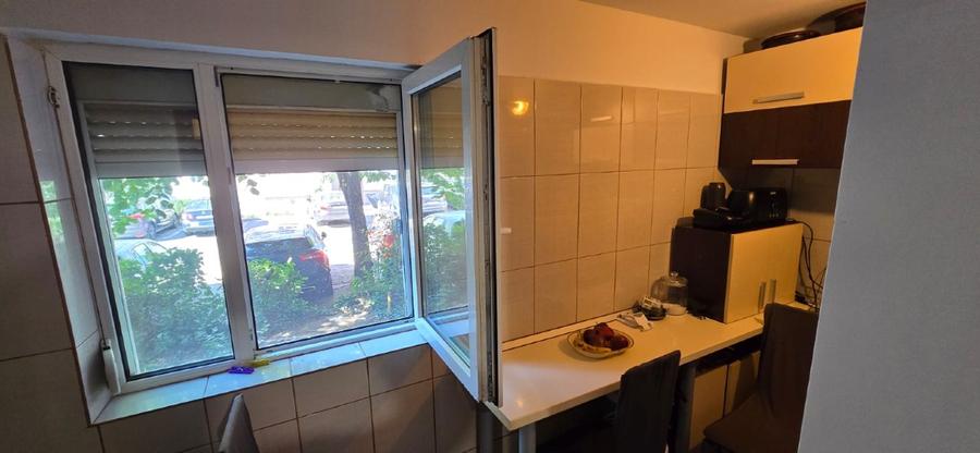 Proprietar, vând apartament cu 3 camere, decomandat, parter înalt, balcon.