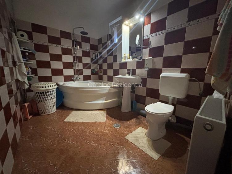 Vila de vanzare cu 2 apartamente individuale in Cartierul 23-metrou Republica - 23