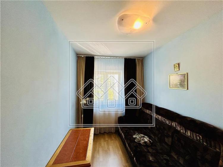 Ap decomandat, cu 3 camere si balcon, etaj 2/4, zona N. Iorga