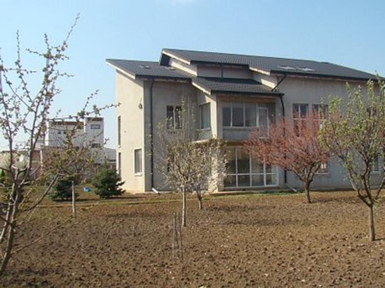 Vand vila multifunctionala finalizata la gri in comuna Mogosoaia,