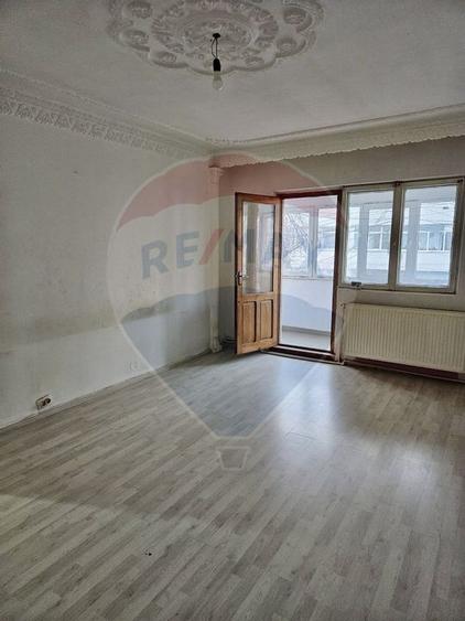 Apartament cu 2 camere decomandat de vanzare, etaj 1, zona Milcov