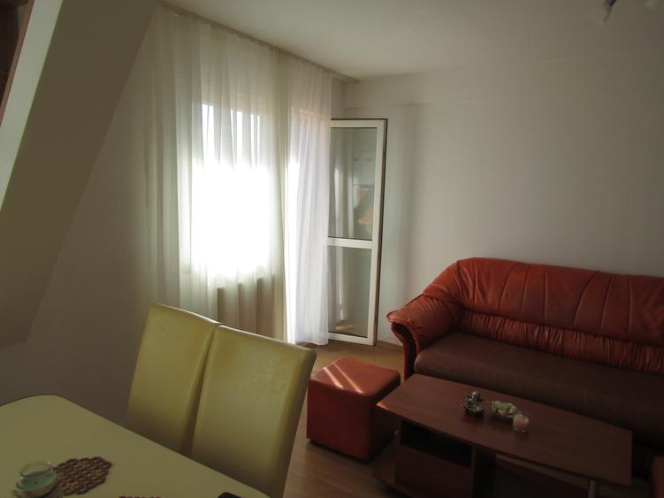 Apartament cu 2 camere + living, pe două niveluri, complet utilat și mobilat